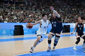 砍22分1板3助1帽！解说：这次真的得夸杨舒予 她太稳了