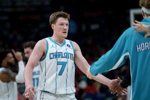 把客场全包了！克尼佩尔请2000位亲朋看自己打雄鹿！