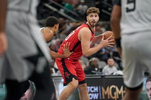 申京赛季前11场比赛均送出5+助攻 仅他和约基奇两位中锋做到