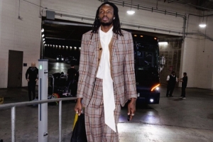 今日没小杨！开拓者亮相休斯敦 格兰特一身格纹套装时尚感拉满