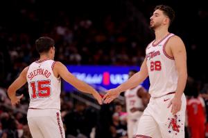 谢泼德飞身扑抢！申京：那是赢球的表现 在场上每个位置都拼命！