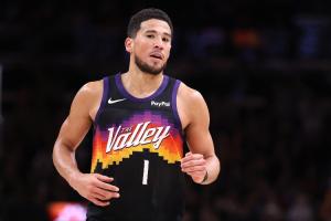 美记：太阳队没有传统控卫也能运转很好 布克回到了几年前的状态