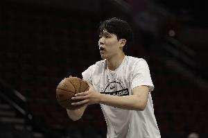 媒体人：主动要球&指挥交通&发牌 第三节的杨瀚森像回到了青岛队