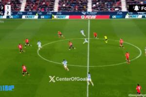 这脚太牛了！皇家社会巴雷内切亚中圈吊射破门，打进超级世界波