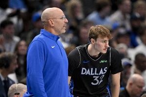 基德：弗拉格被绊倒时队友都想保护他 在场上也有很多的交流表态