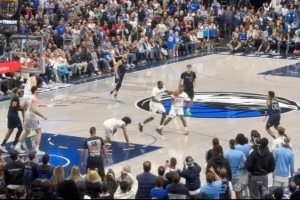 克莱最后没接稳球 在还剩余16秒的情况下绝平不中 弗拉格摊手不解