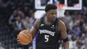 快速追2分！爱德华兹变向突破双手飞扣 森林狼追到差1分！