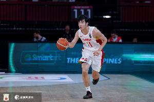 媒体人：张博源在美高啥都能干但回来不太行 2米三号位乖乖打定点