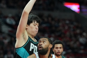 李春江：杨瀚森面对各种压力实属不易 他要做好篮板和外线补防