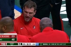 有悬念？罗林斯反击一条龙上篮+特伦特三分 雄鹿16-1打停开拓者