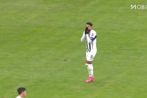 林皇白庆祝了！首尔外援禁区内无人防守打飞，林加德捂脸不敢相信