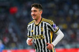 尤文官推发文祝贺：坎比亚索为球队出场100次！