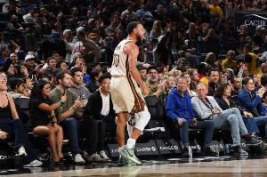 主场获胜！库里个人社媒晒昨日比赛照：为了这座城市