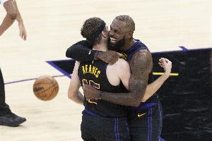 詹姆斯：我和里夫斯一起打过很多比赛 有时候不看都知道彼此位置