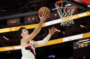 组织前锋！阿夫迪亚上半场10中6&5罚5中 砍下18分4板6助