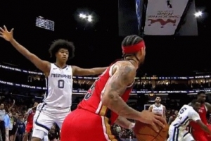 老六底线球试图发给篮下锡安 被小文斯·威廉姆斯一巴掌拍出