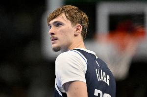 探囊取物！弗拉格持球单打 中距离跳投稳稳命中