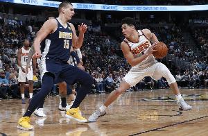 看着都疼！布克突破肘到约基奇下巴 后者痛苦倒地