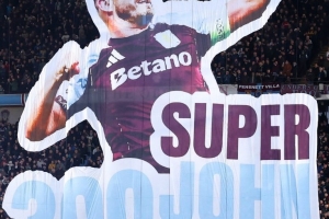 维拉队长麦金迎球队300次出场里程碑，主场球迷制作巨幅TIFO祝贺