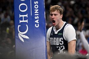 骑着直接上！弗拉格一路突破杀到篮下 隔着祖巴茨强起双手暴扣