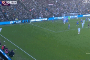 开场造险！曼联界外球造禁区乱战，卡塞米罗射门被亨德森扑出！