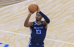 中规中矩！小贾伦13中6拿到13分6板5助1断 上半场7中1