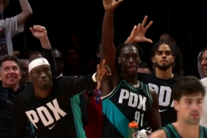 三双到手时刻！阿夫迪亚反击助攻克里斯·穆雷命中三分！