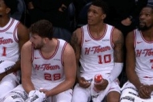 打得难受！火箭众将替补席一脸沮丧 申京摔毛巾