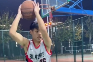 杨瀚森模仿者秀内线脚步 这哥们有点东西&能摸筐