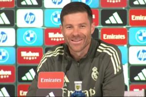 轻松一刻皇马发布会响起碰碰车音乐，紧绷的阿隆索终于笑了