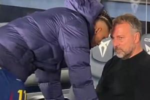 与拉菲尼亚的交流照？弗里克：情绪波动很正常，球队丢了很多球权