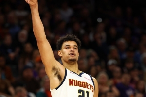 奇兵！斯潘塞·琼斯半场8中7砍生涯新高19分 三分3中3