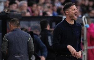 要团结一致！皇马球迷在训练基地外挂标语支持主帅阿隆索