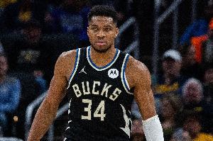 半场战报-雄鹿49-52活塞 字母受伤仅2分小波特16分 活塞3人8分