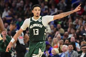 太惨了！罗林斯防守被康宁汉姆撞到面部出血 返回更衣室