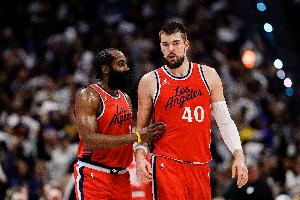 连线成功！哈登击地直塞 祖巴茨中路接球转身晃飞防守双手暴扣