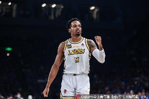 状态回暖！小巴里·布朗13中6&罚球7中7拿到20分3板2助2断