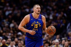 人到球到！约基奇背身送精彩直传 穆雷接球上篮打中