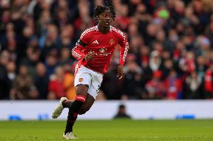 英媒：除那不勒斯外，拜仁也对曼联中场梅努展示出兴趣