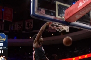 攻防转换！埃奇库姆逼迫波杰姆斯基失误 抢断反击一条龙单臂暴扣