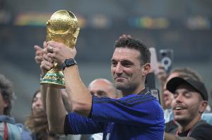 卫冕冠军！阿根廷跟队记者：斯卡洛尼将带着大力神杯参加抽签仪式