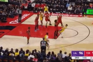 手上真有活儿！里夫斯身体失衡 随手一扔直接打成2+1