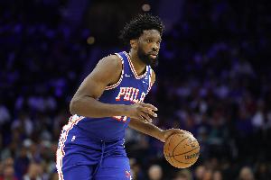 抬手就有！恩比德面筐单打霍福德 中投稳稳命中