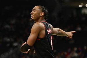 打你一队都够了！马克西首节8中4轰12分比勇士全队多2分