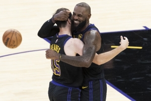 里夫斯：詹姆斯传球人们说他该投&投篮说该传 怎么做人们都有意见