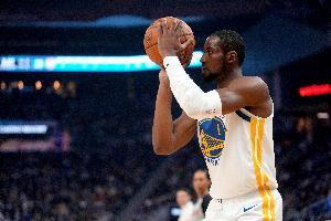 勇士乱战中抢下进攻板 库明加中路空切扣篮打停76人 分差18分