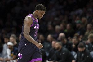 状态不理想！爱德华兹半场5中2&三分2中1得到6分 多次失误被断