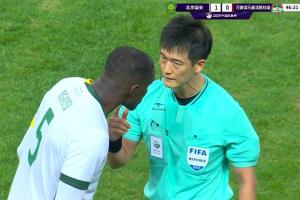 如何评价？韩国主裁半场出示3张黄牌，回看VAR改判点球