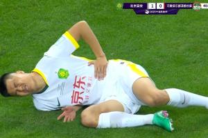 王刚腰部受伤痛苦倒地示意无法坚持，何宇鹏替补登场