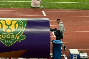 足协杯决赛遗憾伤退！博主：王刚经过简单检查后已回到替补席